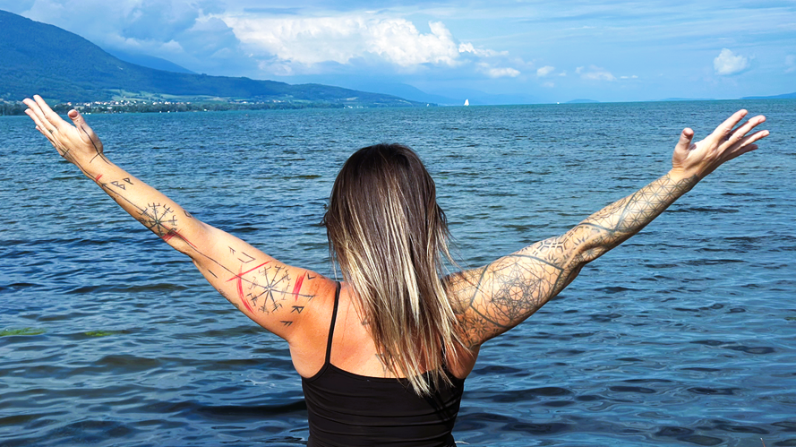 Anilia-Blanc-Face-au-lac